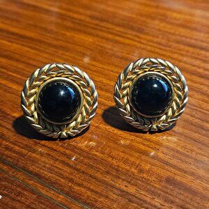 VINTAGE SIGNED ALFRED SUNG BLACK STONE CABOCHON ROUND LEAF CLIP ON EARRINGS